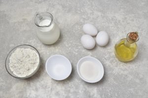 ПОШАГОВОЕ ПРИГОТОВЛЕНИЕ
Время приготовления: 30 мин
ШАГ 1:
Как сделать тонкие блины на молоке с яйцами? Подготовьте продукты. Тесто лучше и быстрее размешается, если все продукты будут комнатной температуры, поэтому выньте яйца и молоко из холодильника заранее. Если вы не успели этого сделать, то молоко подогрейте в микроволновке, а яйца опустите в теплую воду.